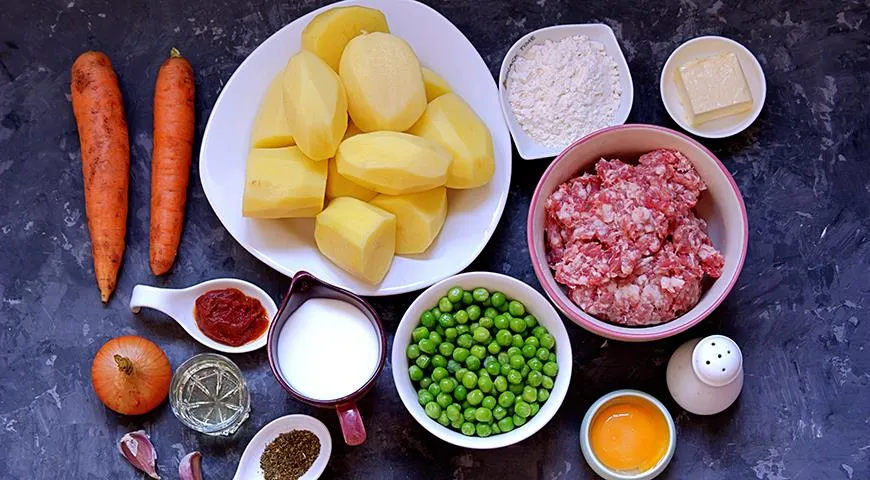 Shepherd's Pie składa się z prostych i niedrogich składników.