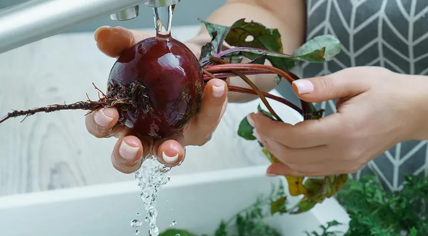 Przed gotowaniem buraki należy dokładnie umyć pod bieżącą wodą.