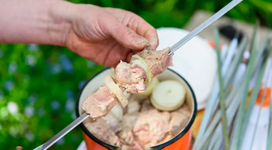 Marynata z octem, cebulą i majonezem do kebaba wieprzowego