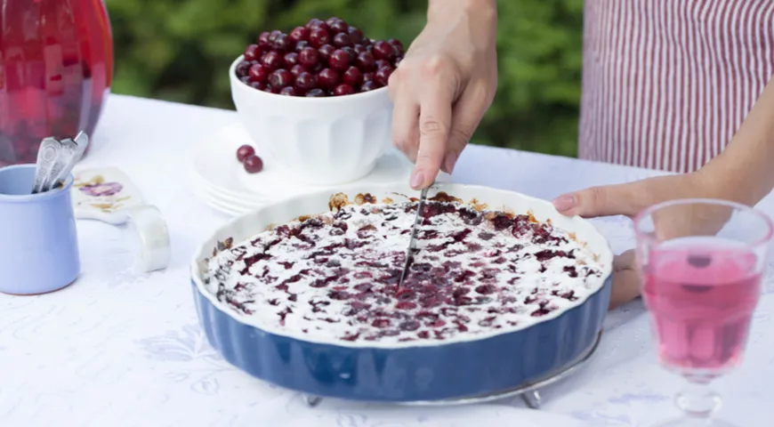 Krojenie gotowego clafoutis z wiśniami