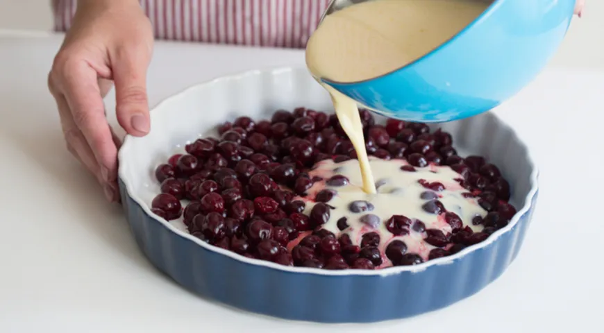 Robienie clafoutis. Prawidłowa konsystencja ciasta clafoutis