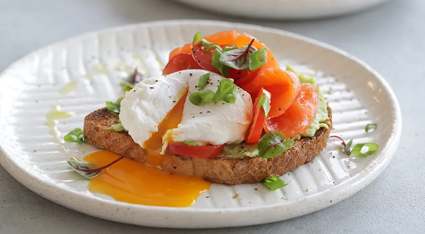 Tost z awokado, łososiem i jajkiem w koszulce