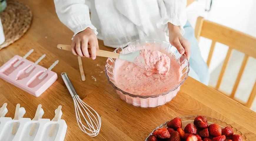 Domowe lody kremowe z owocami lub jagodami są najsmaczniejsze