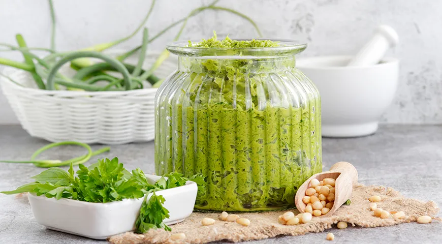 Do pesto czosnkowego dodać orzechy, zioła, oliwę i twardy ser