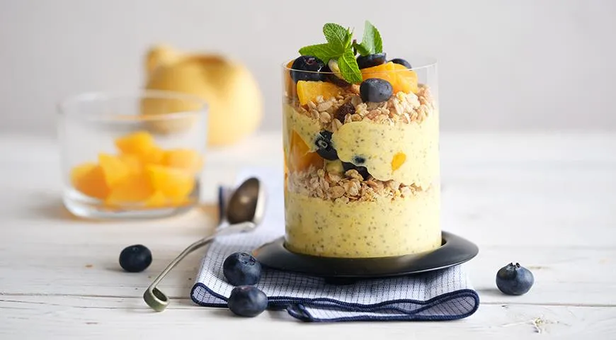 Smoothie parfait z brzoskwiniami, chia i jagodami