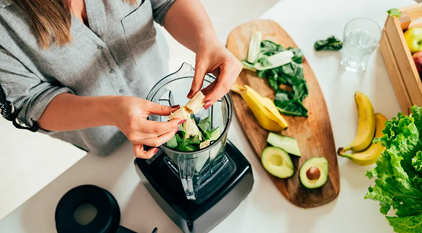 Zwolennicy zdrowego stylu życia będą zadowoleni z smoothie z bananem, ziołami i awokado 