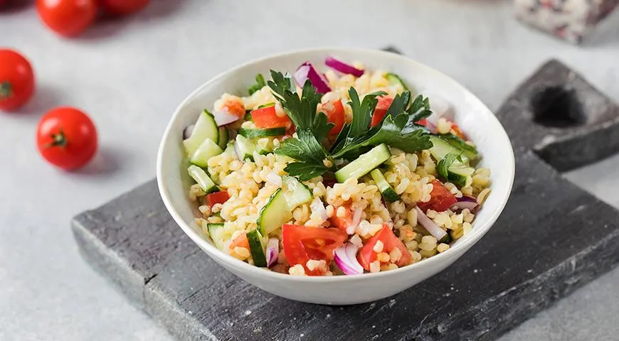 Tabbouleh to najpopularniejsze danie na Bliskim Wschodzie, przyrządzane z kaszy bulgur.