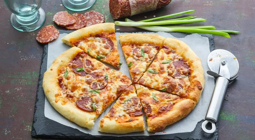 Pizza z wędzoną kiełbasą, emmentalerem i goudą