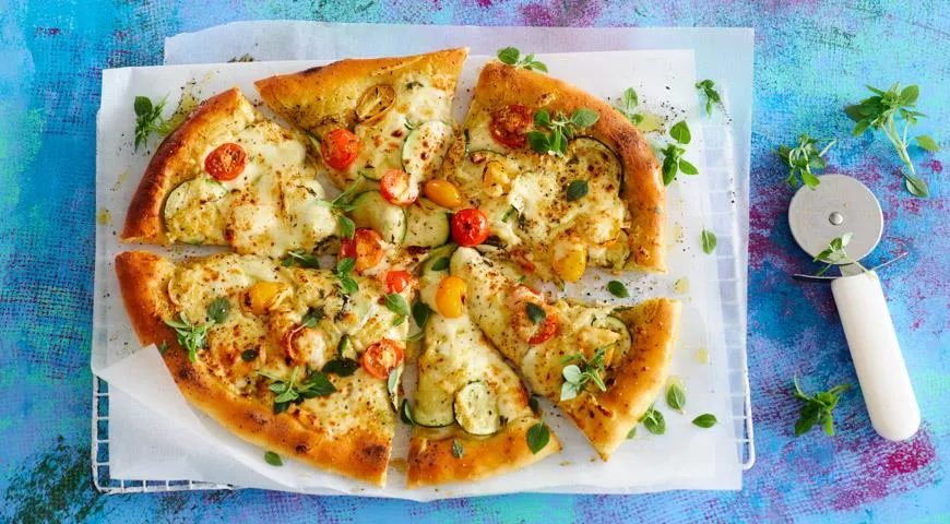 Pizza rzymska z cukinią, pomidorami, mozzarellą i wędzonym suluguni