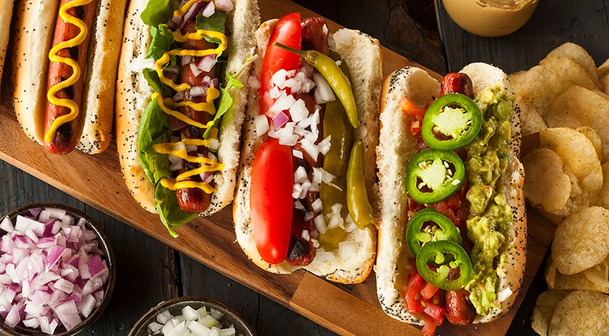 Każdy hot dog, oprócz bułki i kiełbasy, zawsze zawiera musztardę i keczup, warzywa według uznania