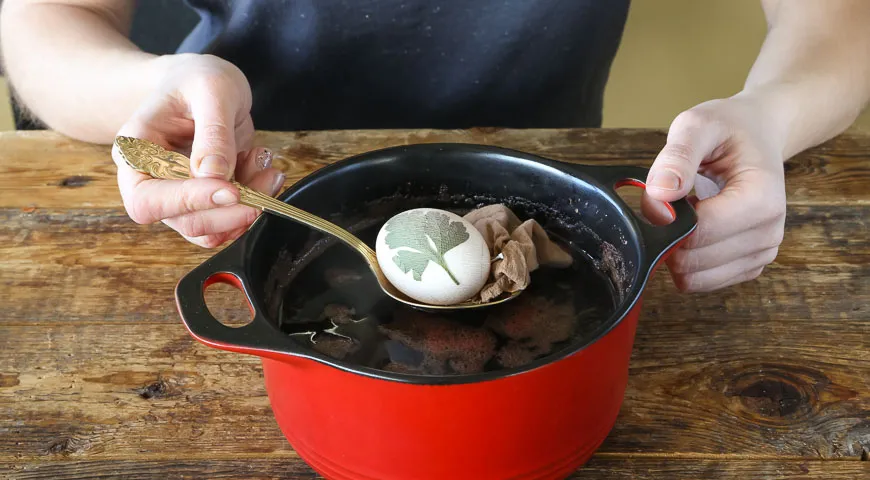 Udekoruj jajka skórkami cebuli i liśćmi ziół (krok 4)