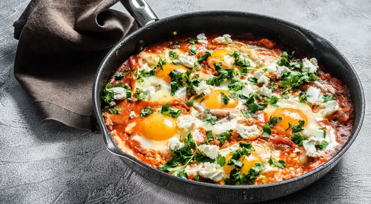 Shakshuka, jajecznica z pomidorami na patelni