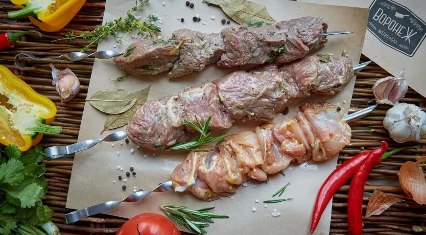 Różne kebaby, w tym te przygotowane w marynacie z wodą mineralną