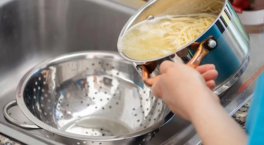 Makaron z pszenicy durum zawiera niewielką ilość skrobi, dzięki czemu łączy się z sosem podczas podawania. Aby skrobia nie odpłynęła wraz z wodą, a makaron pozostał smaczny, nie należy go spłukiwać