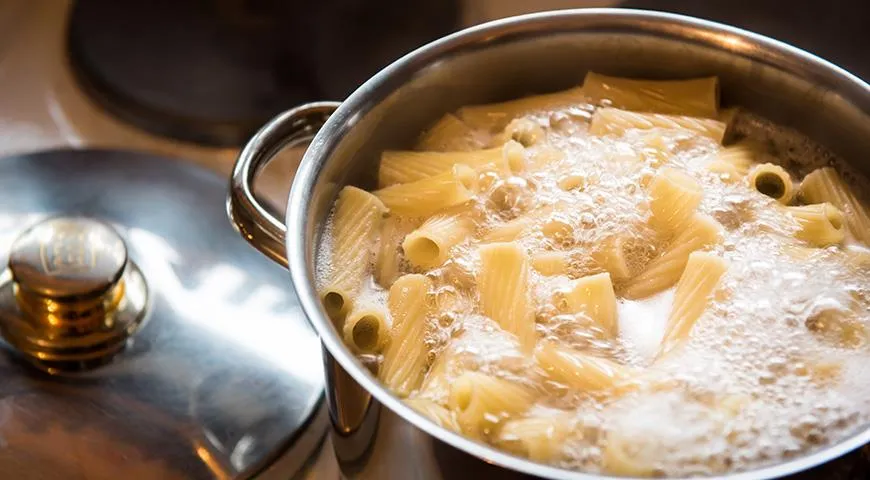 Odpowiednio ugotowany makaron z pszenicy durum najlepiej smakuje al dente, z lekko twardym środkiem.