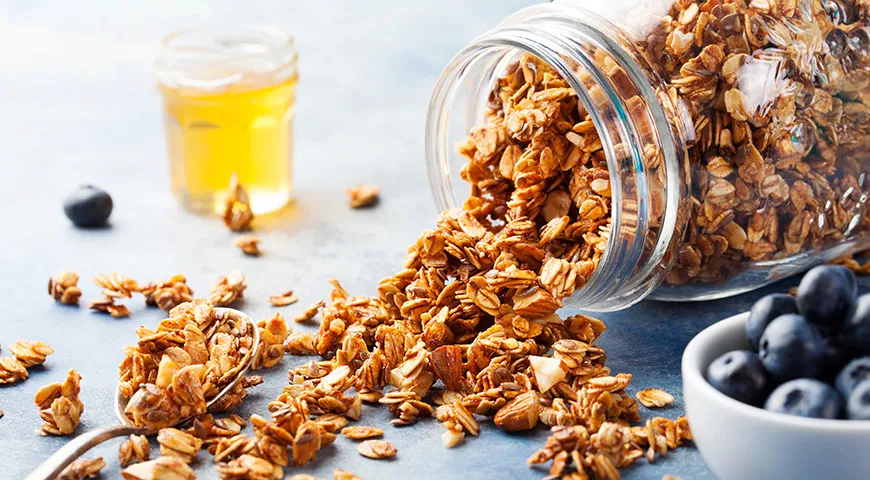 Granola to poddane obróbce cieplnej, pieczone płatki owsiane (na zdjęciu). A musli jest surowe