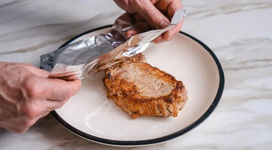 Kotlet po usmażeniu pod folią należy pozwolić „odpocząć” przez kilka minut: będzie równomiernie nasycony sokiem w środku, ale pozostanie z chrupiącą skórką