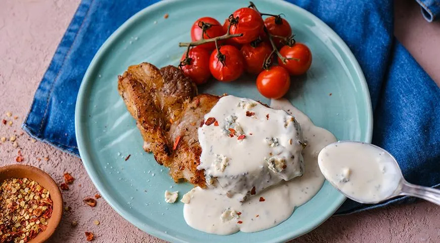 Kotlet schabowy można podawać z kremowym lub mącznym sosem korzennym. Odpowiednie są również sosy winne, pomidorowe i azjatyckie