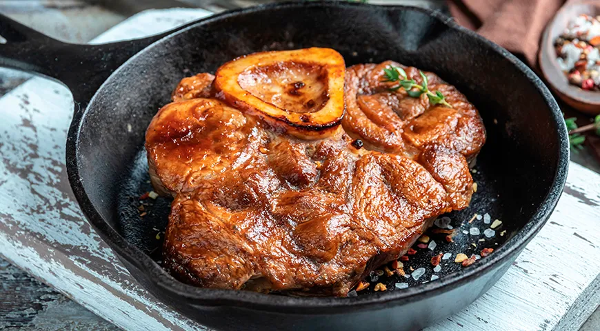 Pierwszym krokiem w przygotowaniu osso buco jest smażenie mięsa.