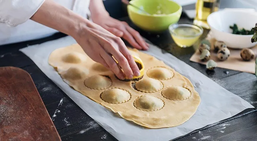 Jeśli chcesz, żeby ravioli było okrągłe, użyj specjalnej foremki, pierścienia lub kubka z ostrym brzegiem