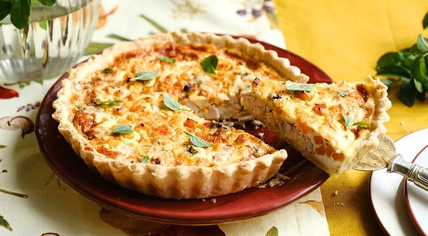 Quiche z dynią, kurczakiem i drzwiami w kolorze niebieskim