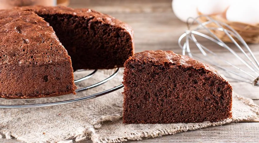 Ciasto czekoladowe powinno pozostać w środku lekko wilgotne, jak brownie.