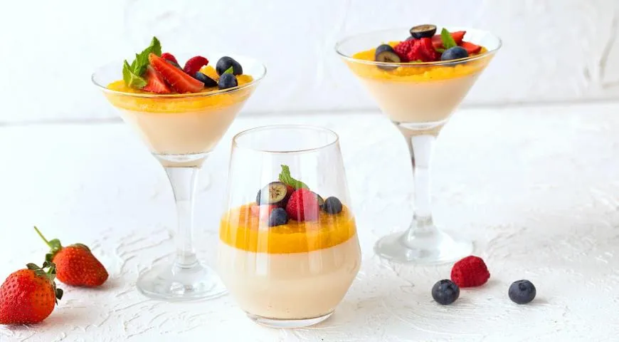 Panna cotta z mango i jagodami