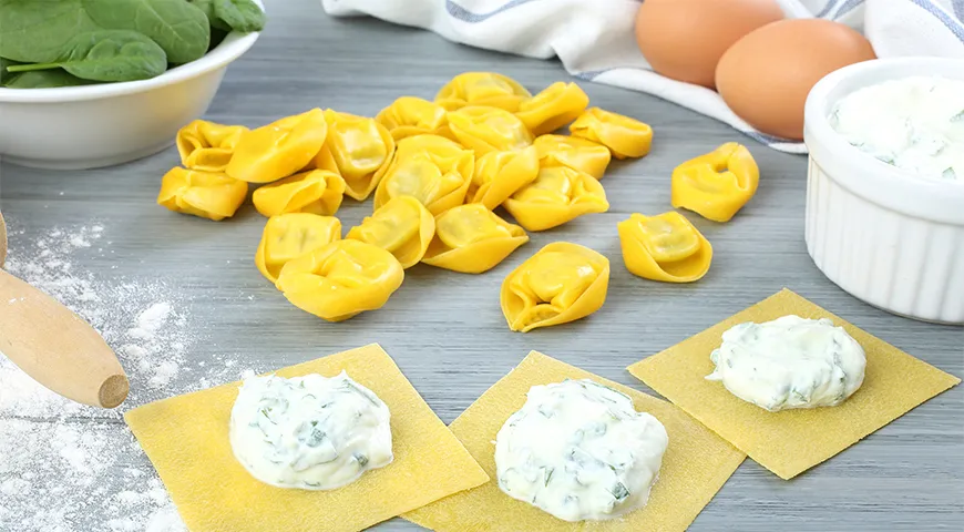 Do tortellini z serem można użyć ricotty, mozzarelli, parmezanu