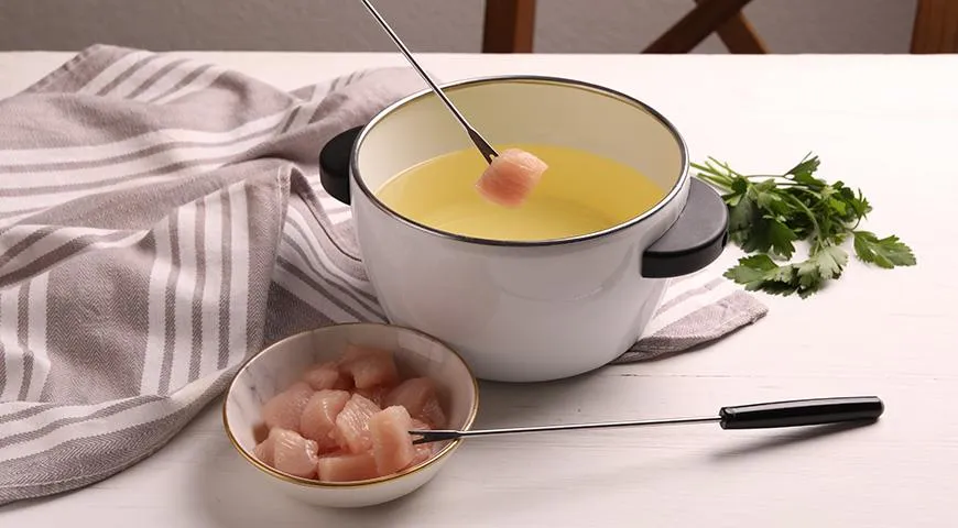 Jeśli nie masz caquelona, ​​fondue można przygotować w odpowiednim głębokim pojemniku: