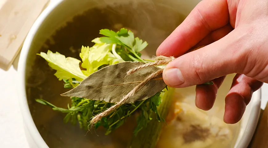 Zanurzaj bukiet garni w bulionie z risotto