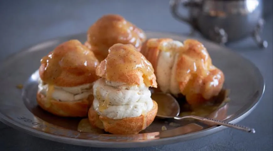 Profiteroles z mlekiem skondensowanym, bananem i sosem pomarańczowym