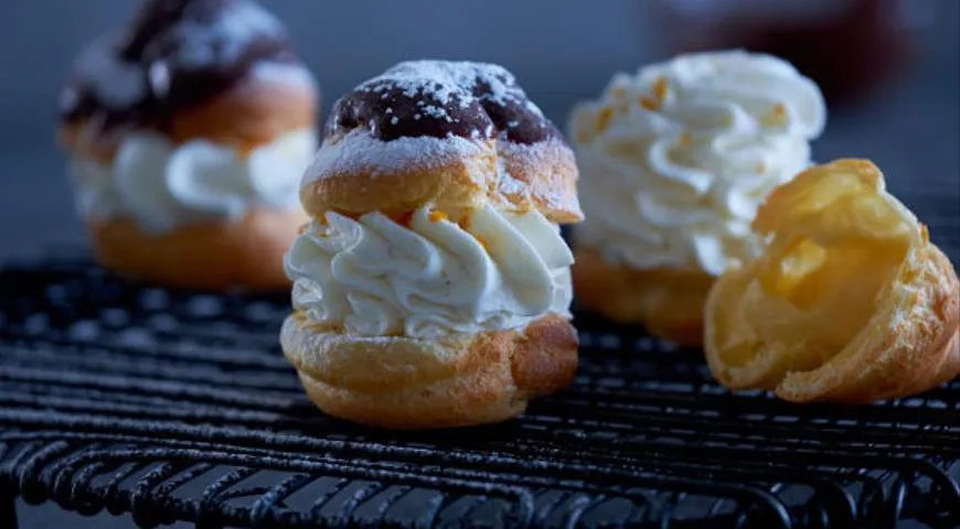 Profiteroles z mascarpone i gorzką czekoladą