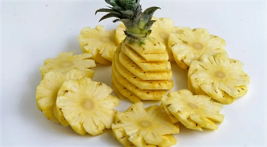 Tak efektownie wygląda ananas po usunięciu oczu, jeśli przetnie się je spiralnie