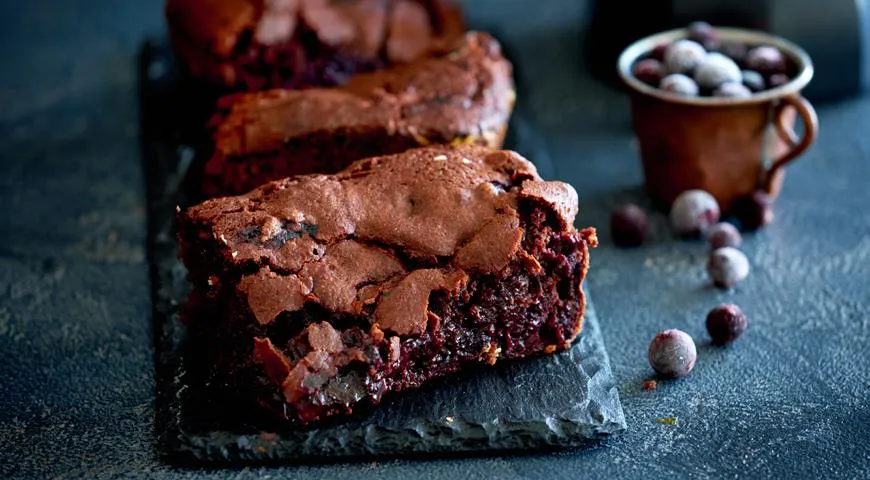 Brownie z gorzką czekoladą i czarną porzeczką