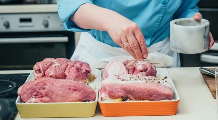 Następnie natrzyj powierzchnię każdego kawałka mieszanką pieprzu