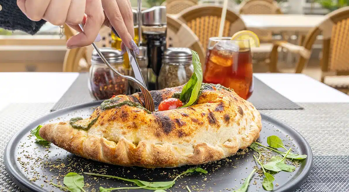 Co to jest calzone i jak ugotować zamkniętą pizzę