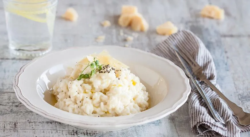 Klasyczne risotto, do którego doskonale nadają się wszelkie formy krojenia sera. Do gorącej mieszanki dodajemy starty ser lub ser kruszony przez 1-2 minuty. przed zdjęciem z ognia, a plastry można wykorzystać do dekoracji potrawy podczas serwowania, przepis znajdziesz tutaj