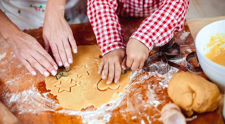 Ciasteczka imbirowe lepiej upiec wcześniej; wystarczą w pudełku lub pojemniku na żywność.