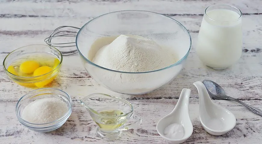 Nie ma zwyczaju dodawania proszku do pieczenia do przaśnego ciasta kefirowego. Ale jajka, masło roślinne lub roztopione i odrobina cukru sprawią, że przaśne ciasto kefirowe będzie smaczniejsze.