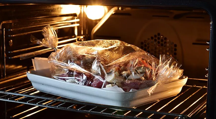 Twoja wieprzowina w rękawie z pewnością okaże się bardzo smaczna, jeśli prawidłowo umieścisz mięso w rękawie i ugotujesz w odpowiedniej temperaturze