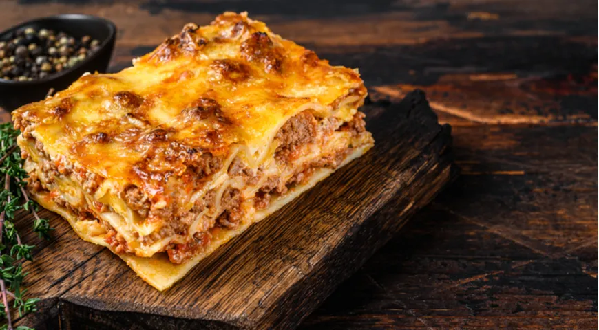 Klasyczna lasagne z ragout mięsnym w stylu bolońskim