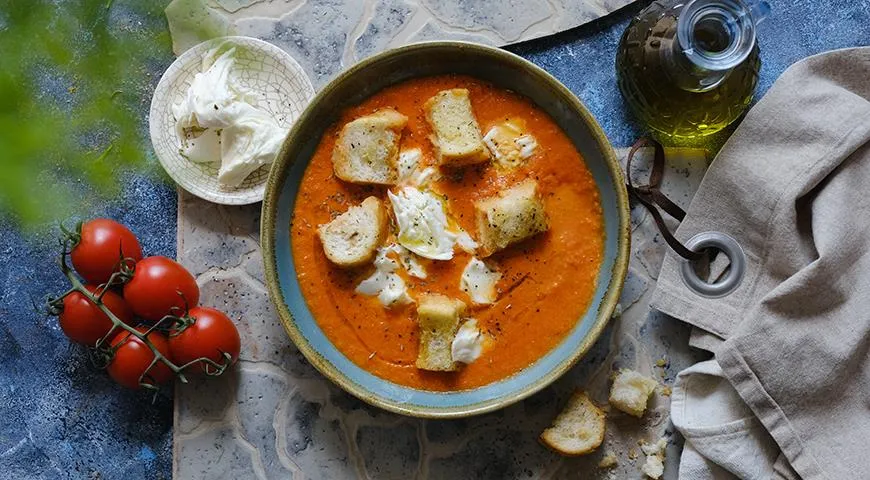 Zupa pomidorowa z mozzarellą i crostini z Sorrento