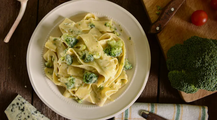 Pappardelle z sosem serowym, cukinią i brokułami