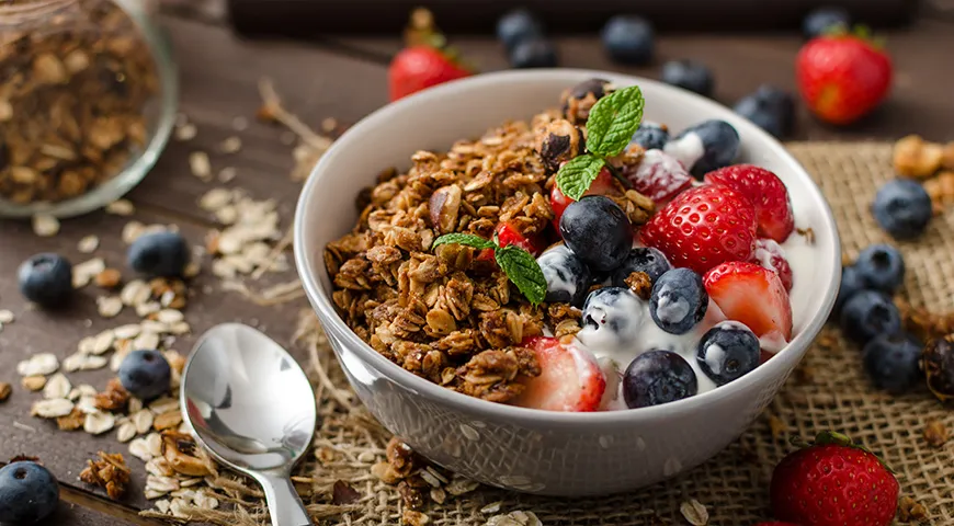 Granola ze sklepu zawiera dużo cukru i niezdrowych dodatków, dlatego lepiej zrobić ją samodzielnie