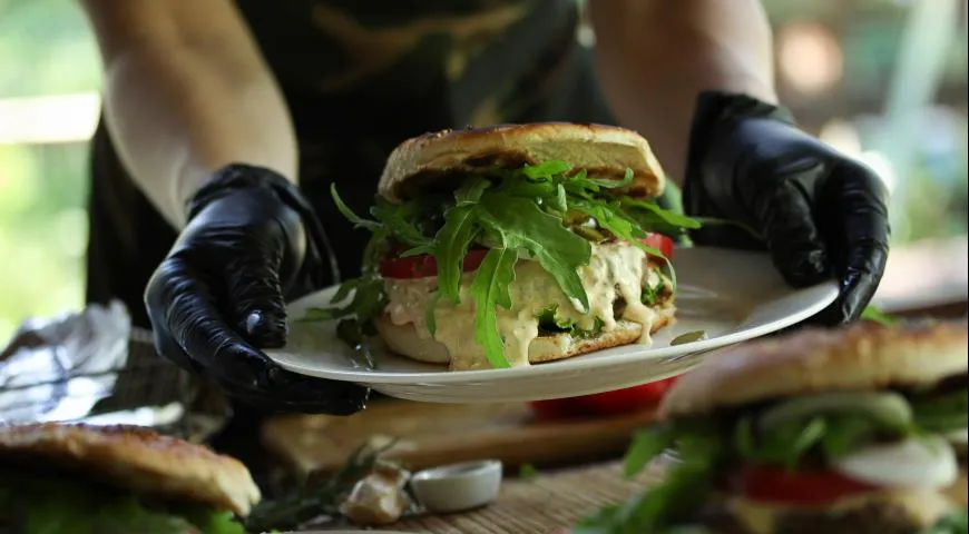 Burger z sosem w stylu znanej marki sieci restauracji fast food