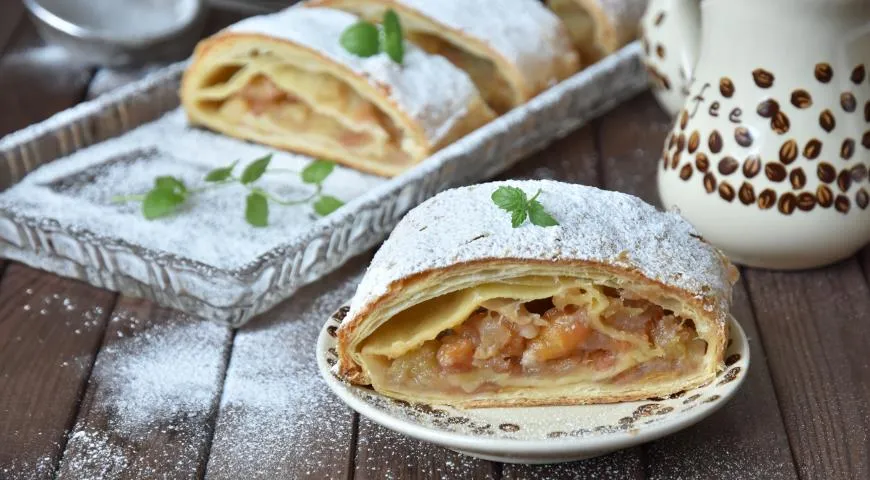 Strudel z jabłkami i gruszkami z ciasta francuskiego bez drożdży