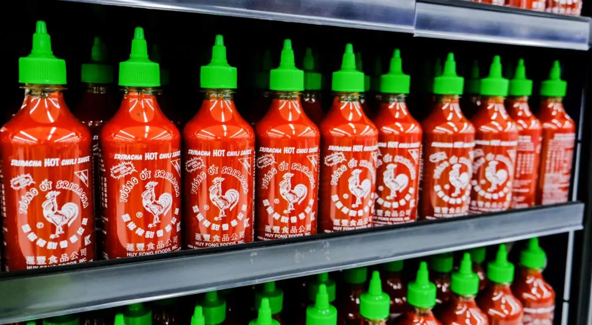 Prawie legendarny sos sriracha z kogutem na butelce