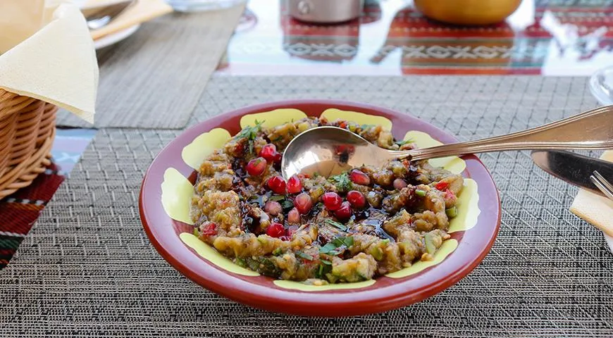 Babaganusz podaje się z suszonymi oliwkami i posiekaną natką pietruszki; skropione oliwą z oliwek i posypane zatarem i chili; ze smażonymi orzeszkami piniowymi; z pestkami granatu