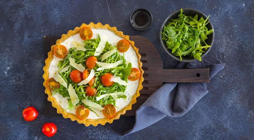 Zapiekanie z twarogiem. Tarta serowo-śmietanowa z pomidorami, cukinią i rukolą