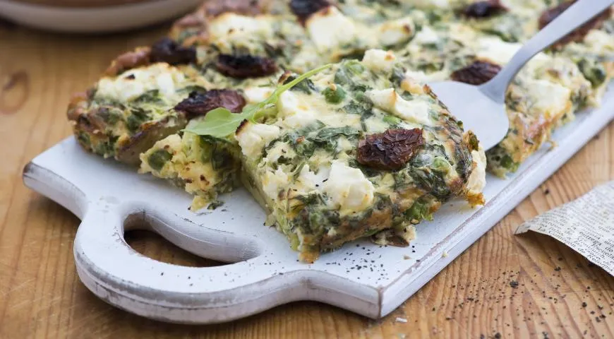 Frittata z serem feta i suszonymi pomidorami